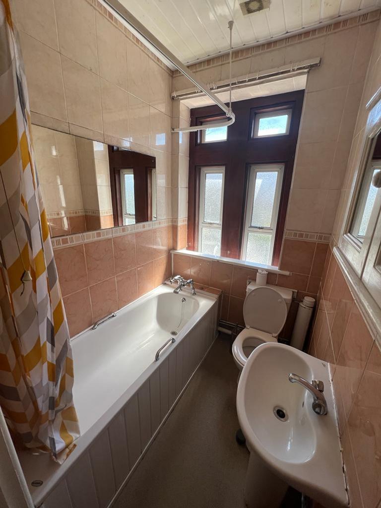 An inviting and well maintained bathroom featur...