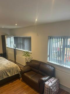 Studio to rent, Gunnersbury Avenue, Acton