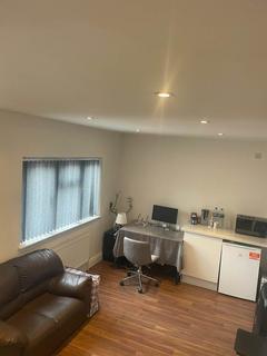 Studio to rent, Gunnersbury Avenue, Acton