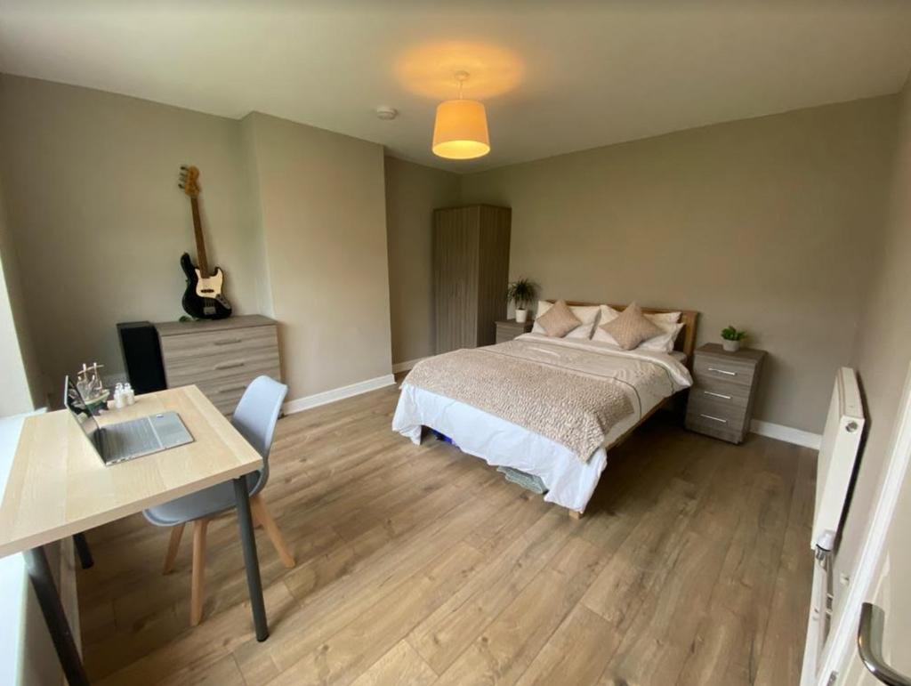 A spacious and clean large double bedroom featu...