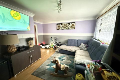 3 bedroom terraced house to rent, Beech Close, Corby