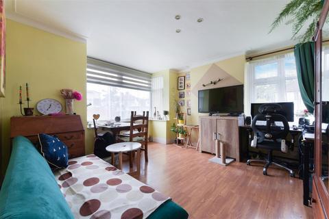 2 bedroom flat for sale, Ravensbury Avenue, Morden SM4