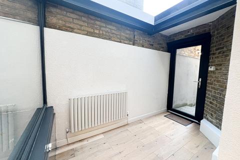 2 bedroom flat to rent, Francis Road, London, E10