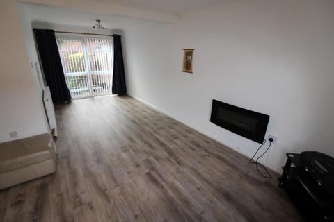 3 bedroom townhouse to rent, Grange Close, Burton upon Trent DE14