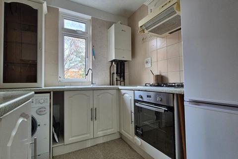 1 bedroom apartment to rent, CLOSE TO TRAIN STATION, SO15