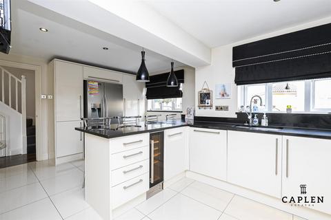 19 Cedar Drive, Loughton, IG10 2PA
