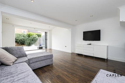 19 Cedar Drive, Loughton, IG10 2PA