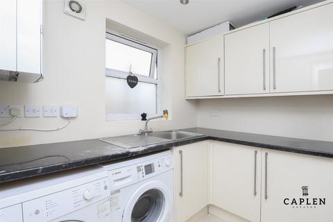 19 Cedar Drive, Loughton, IG10 2PA
