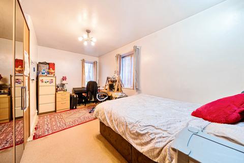 3 bedroom end of terrace house for sale, Crown Road, Ilford