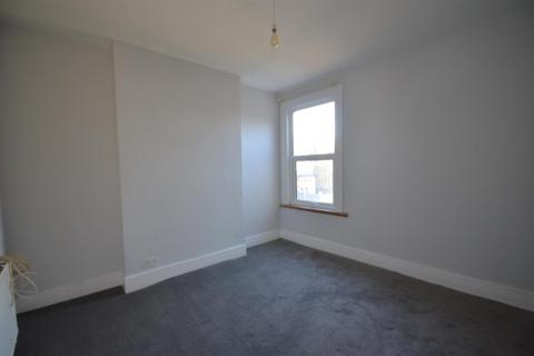 2 bedroom apartment to rent, Elvendon Road, N13