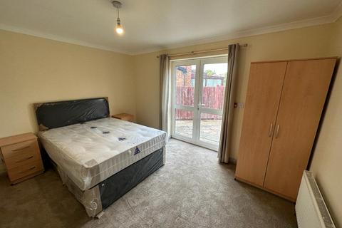 1 bedroom in a flat share to rent, Warley Road, Hayes UB4