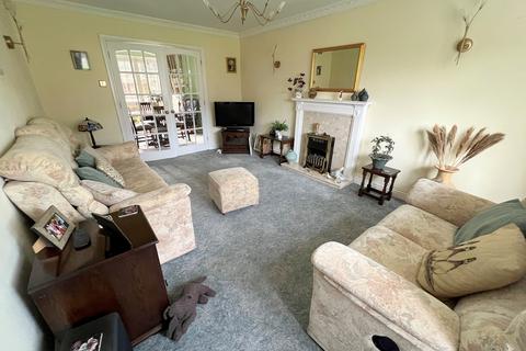 4 bedroom chalet for sale, Ferndale Road, New Milton, Hampshire. BH25 5EX