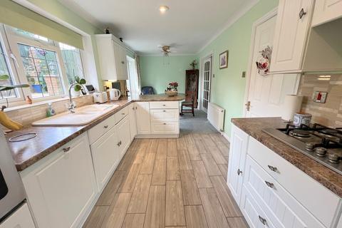 4 bedroom chalet for sale, Ferndale Road, New Milton, Hampshire. BH25 5EX