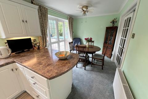 4 bedroom chalet for sale, Ferndale Road, New Milton, Hampshire. BH25 5EX