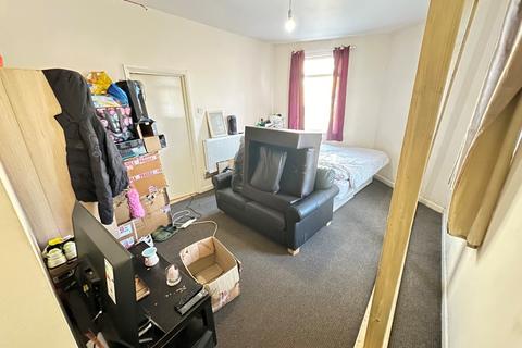 Studio to rent, 204 Park Street, Luton, Bedfordshire, LU1 3HB