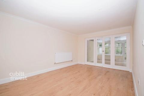 4 bedroom detached house to rent, Old Lodge Lane Purley CR8