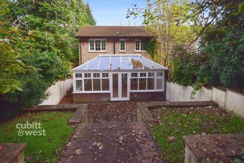 4 bedroom detached house to rent, Old Lodge Lane Purley CR8