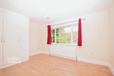 4 bedroom detached house to rent, Old Lodge Lane Purley CR8