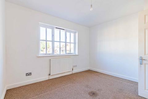 2 bedroom house to rent, Glencoe Road, Bushey