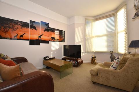 2 bedroom flat to rent, Grosvenor Road, Wanstead