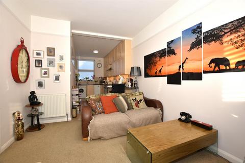 2 bedroom flat to rent, Grosvenor Road, Wanstead