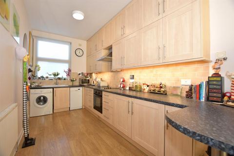 2 bedroom flat to rent, Grosvenor Road, Wanstead