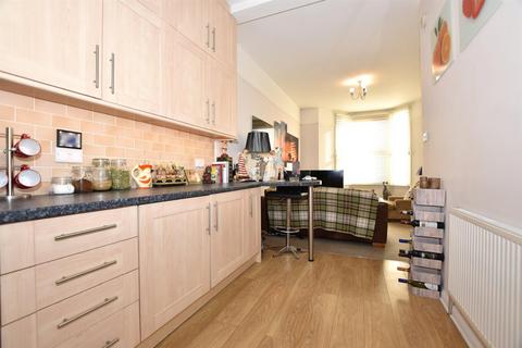 2 bedroom flat to rent, Grosvenor Road, Wanstead