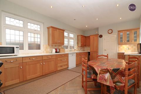 4 bedroom bungalow for sale, Parkside Drive, Watford WD17