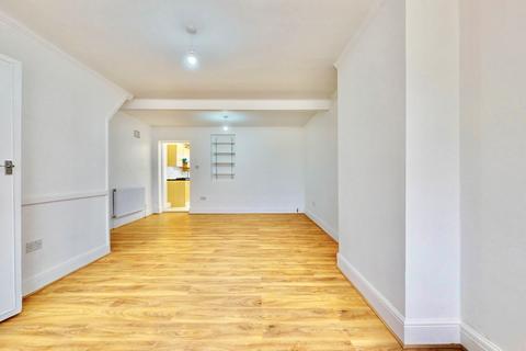 3 bedroom end of terrace house to rent, Whittington Avenue, Hayes UB4