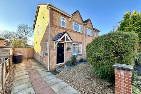 3 bedroom semi-detached house to rent, Whimberry Close, Salford