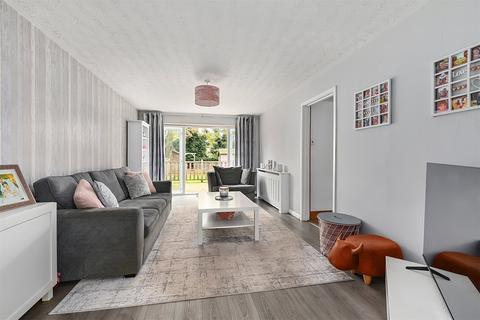 8 Denton Way, Frimley, Camberley, GU16 8UQ