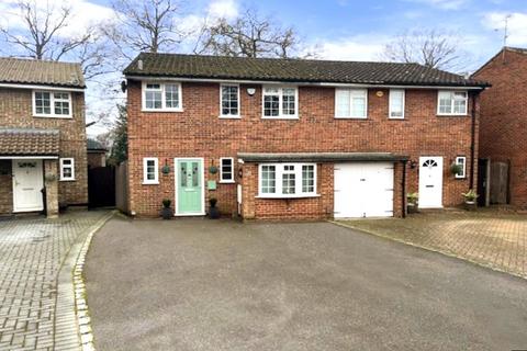 8 Denton Way, Frimley, Camberley, GU16 8UQ