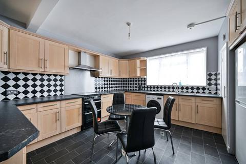 3 bedroom maisonette to rent, Tolworth Broadway, Surbiton, KT6