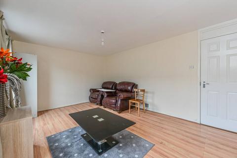 3 bedroom flat to rent, ., Tooting, London, SW16