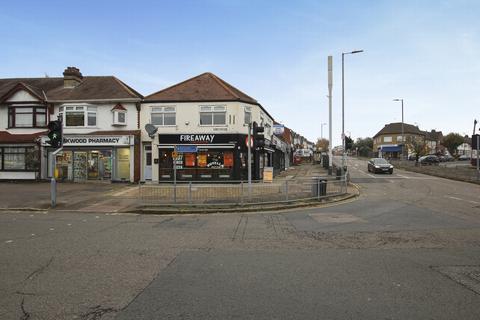 2 bedroom flat to rent, Roding Road, Loughton, IG10