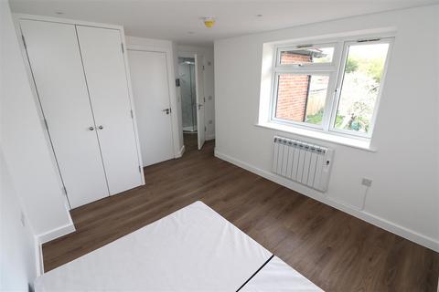 Studio to rent, Talbot Road, Harrow, HA3