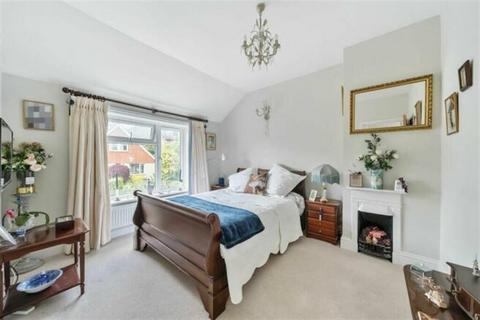 3 bedroom semi-detached house to rent, Park Crescent, Midhurst, GU29