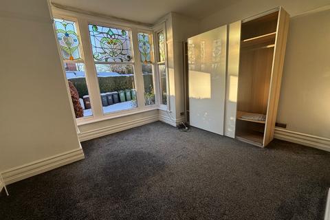 2 bedroom flat to rent, North Park Avenue, Leeds, West Yorkshire, LS8