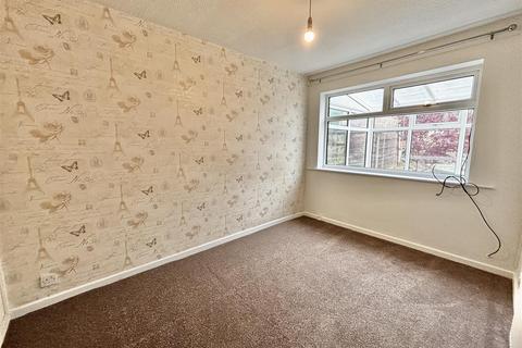 3 bedroom terraced house to rent, Turnlee Drive, Glossop, Derbyshire