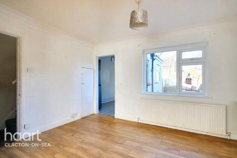 3 bedroom semi-detached house to rent, Dudley Road, Clacton-on-sea