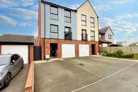 4 bedroom semi-detached house for sale, George Steele Avenue, Stoke-On-Trent, ST2