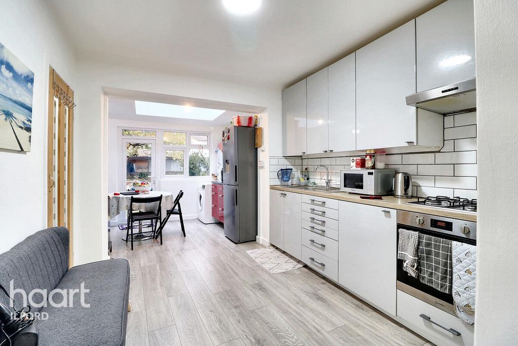 https://media.onthemarket.com/properties/16126961/1518199604/image-8-1024x1024.jpg