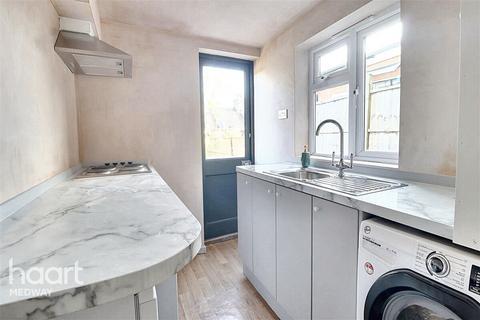 2 bedroom terraced house to rent, Thomas Street, Rochester