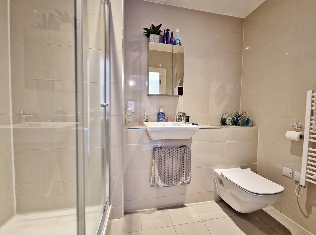 Ensuite To Bed One