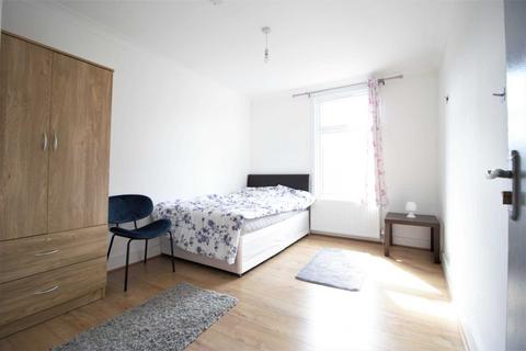 1 bedroom in a house share to rent, Churston Avenue, Plaistow, E13