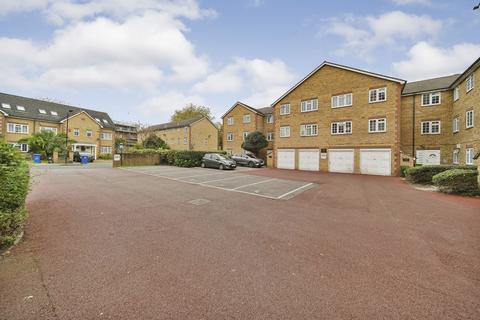 2 bedroom flat to rent, Gables Close London SE5