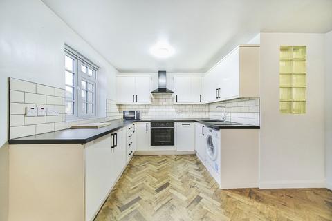 2 bedroom flat to rent, Gables Close London SE5