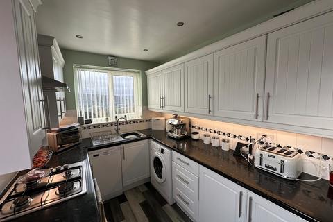 3 bedroom semi-detached house to rent, Southlands Road, Riddlesden