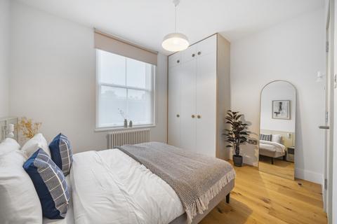 3 bedroom flat to rent, St. John's Hill London SW11