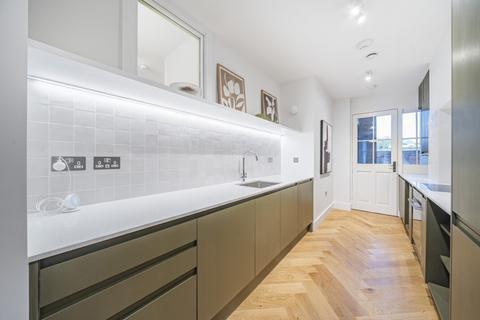 3 bedroom flat to rent, St. John's Hill London SW11